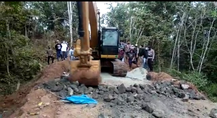 Panas! Ekskavator HKI Bongkar Penutupan Akses Jalan Tol Bengkulu – Lubuklinggau