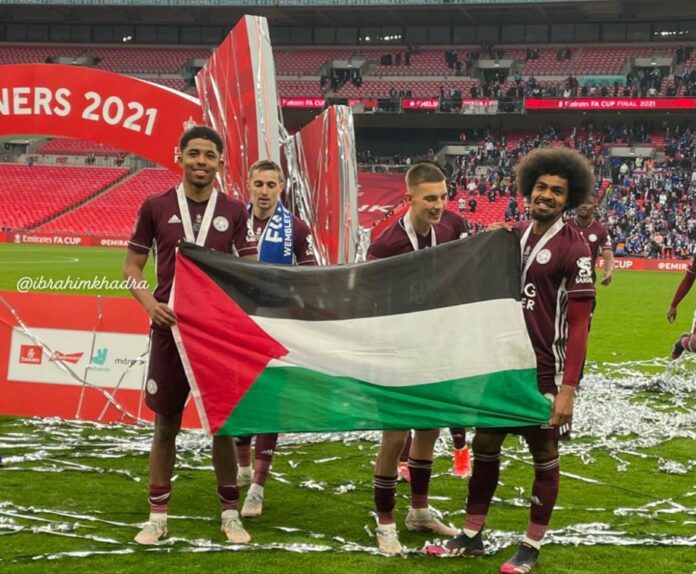 Usai Angkat Piala, Pemain Leicester City Kibarkan Bendera Palestina
