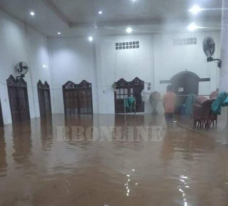 Hujan Turun Masjid Al Munawaarah Kerap Kebanjiran
