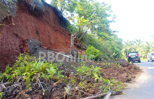 Longsor, Ancam Jalan Tengah Menuju Argamakmur