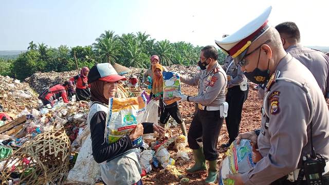 Polda Bagi-bagi 2000 Paket Sembako