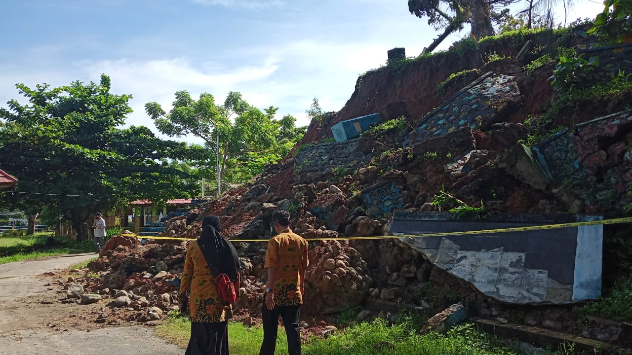 Hujan Deras, Pelapis Tebing Tapak Paderi Longsor