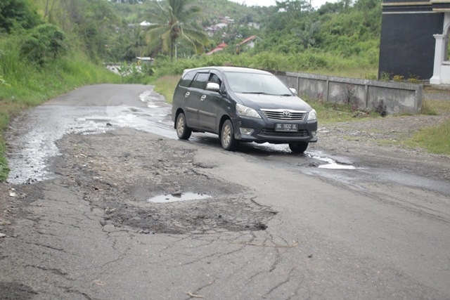 Bosan Keluhkan Jalan Lintas Provinsi Rusak