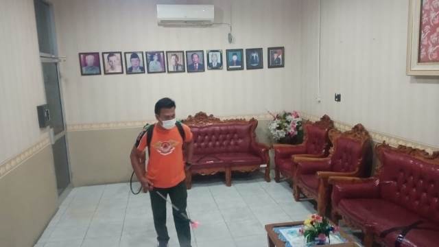 Kantor Gubernur Bengkulu Disemprot Disinfektan