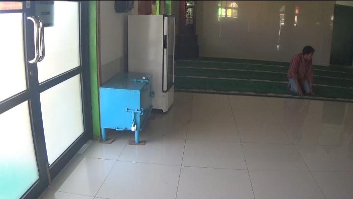 Sempat Terekam CCTV, Pencuri Gasak Isi Kotak Amal Masjid