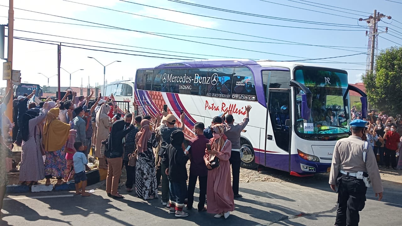 Keluarga Padati Pelepasan Calon Siswa Bintara