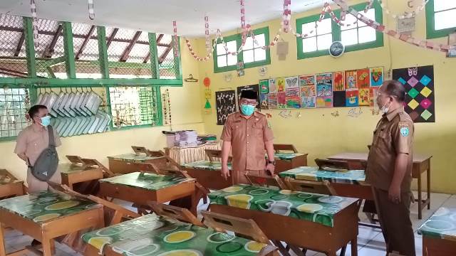 Hari Pertama Masuk Sekolah, Siswa Baru Kembali Belajar dari Rumah