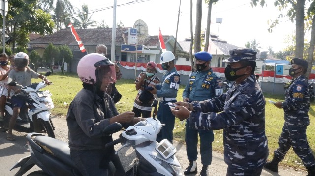 Lanal Bengkulu Bagikan Sembako dan Masker