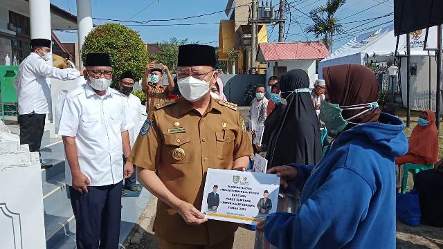 Baznas Salurkan 1000 Paket Bantuan Covid-19, Gubernur Ingatkan Walikota dan Bupati