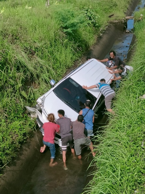 Nyaris Tabrakan, Mobil Pegawai Puskesmas di Bengkulu Utara “Nyemplung” Siring