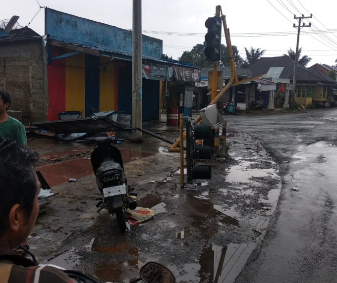 Badai, Traffic Light Tumbang