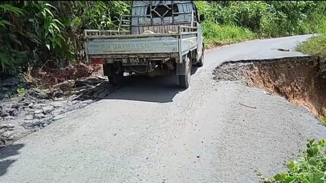 Jalan Rusak Tidak  Kunjung Diperbaiki