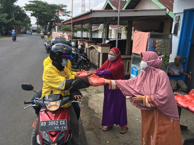 Beragam Cara Bakti Sosial di Tengah Pandemi Covid-19, Relawan Sebar Nasi Gratis Setiap Hari