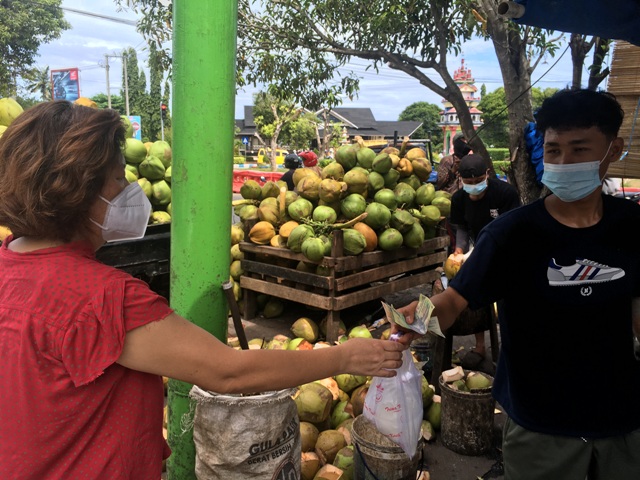 Air Kelapa Muda Laris Manis