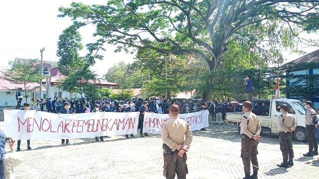 Buntut Pembekuan BEM Fakultas Hukum Unib, Ratusan Mahasiswa Demo Dekanat