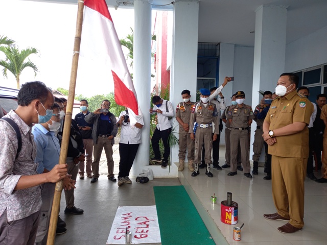 Listrik Sering Padam, Warga Demo Desak Copot Kepala PLN Tais