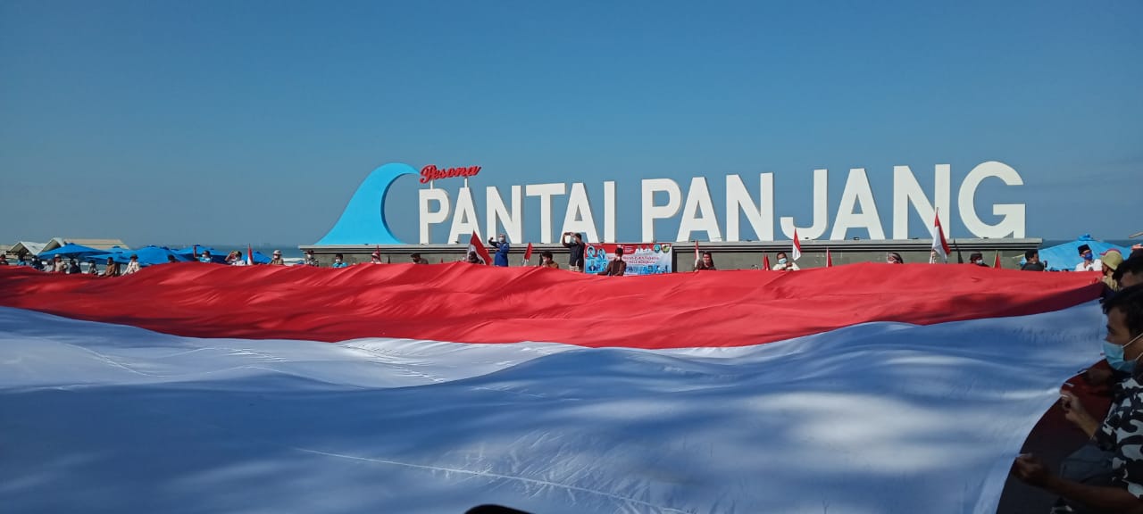 Merah Putih Raksasa Terbentang di Pantai Panjang