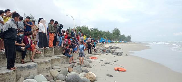 Mandi Pantai, Gadis Belia Hanyut Terseret Ombak