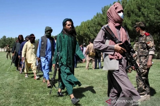 Taliban Kepung Kabul, Presiden Ghani Terbang ke Tajikistan