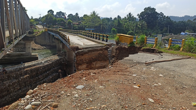 Jembatan Air Nipis Ambruk, Proyek Pembangunan Bendungan Kembali Disorot