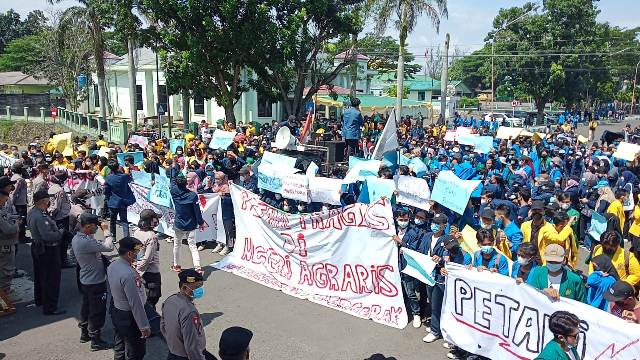 Peringati Hari Tani, Ratusan Massa Demo Gubernur Bengkulu