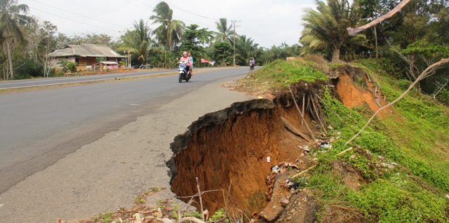 Abrasi di Jalinbar Sumatera, Jalan 9 Desa Nyaris Putus