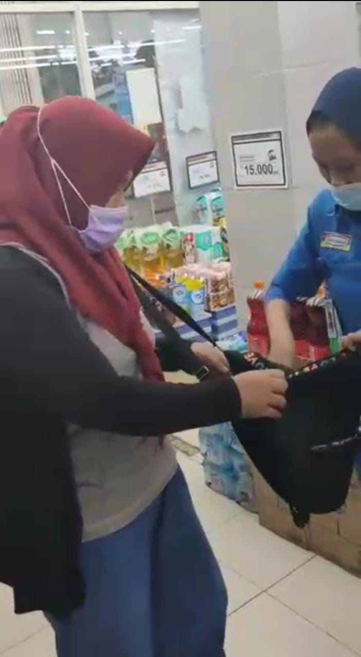 Viral, Aksi Pasutri di Alfamart dan Indomaret Terciduk Karyawan Toko