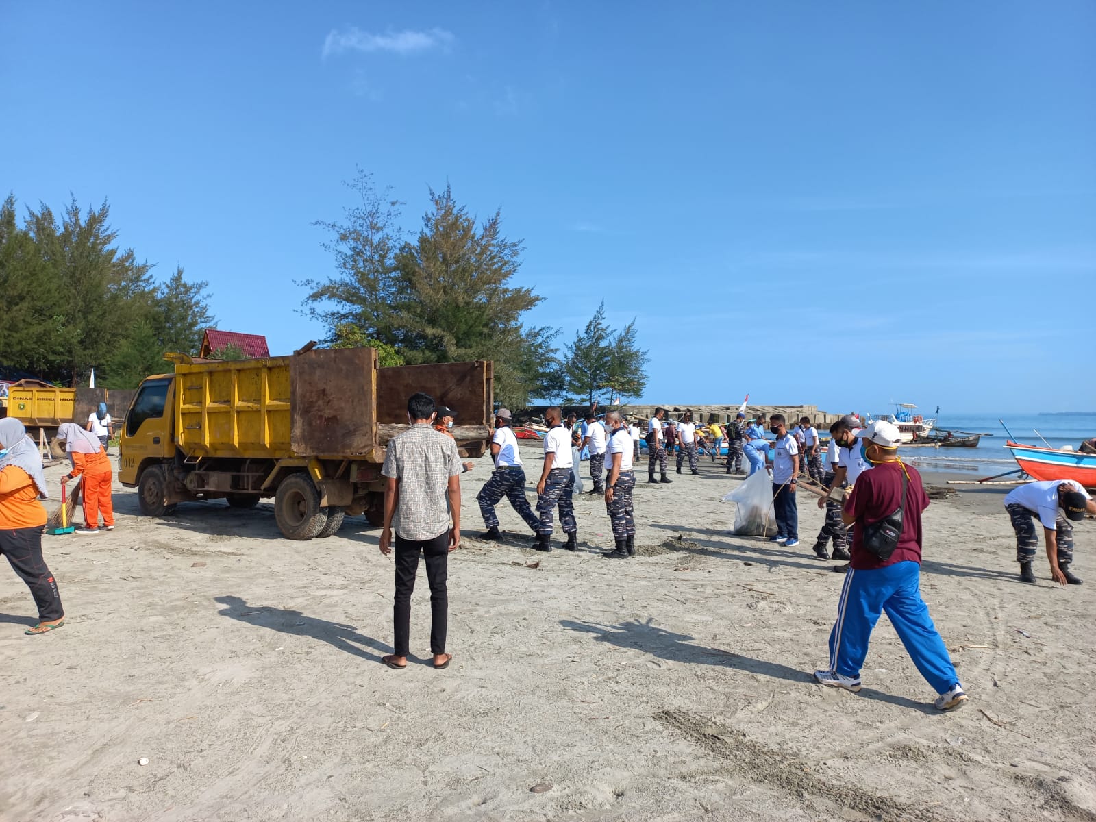 Sambut Hari Jadi TNI AL, Bersih-bersih Pantai hingga Pengobatan Gigi Gratis