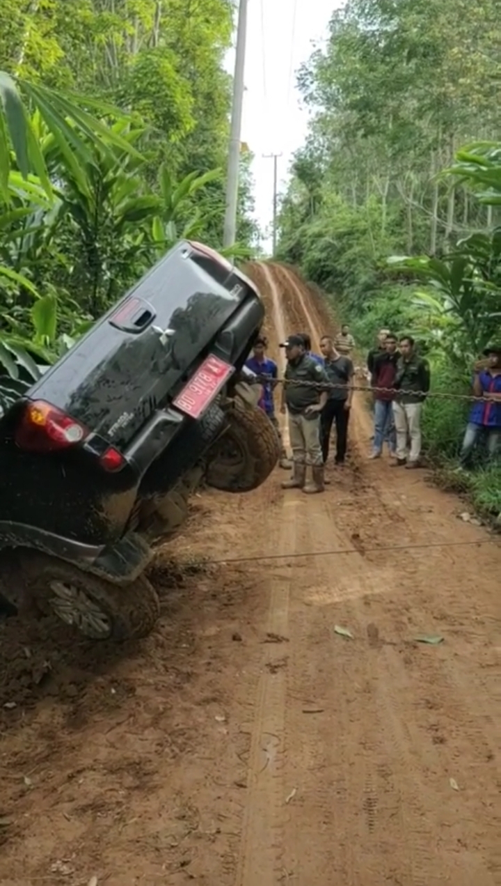 Mobil Dinas Rombongan Gubernur Terperosok di Langgar Jaya