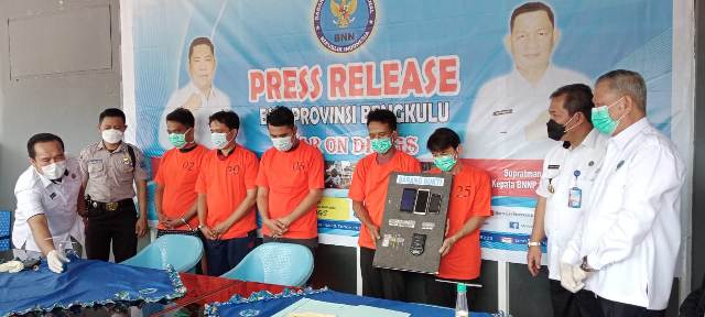 Penggerebekan Pesta Sabu, BNNP Ciduk 5 Pemuda Penyalahguna Narkoba