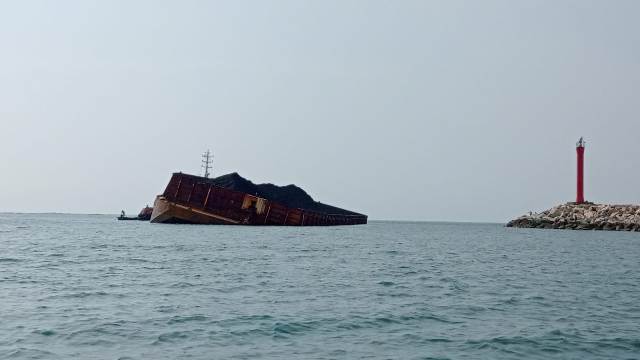 Kapal Tongkang “Titan 08” Kandas di Pulau Baai