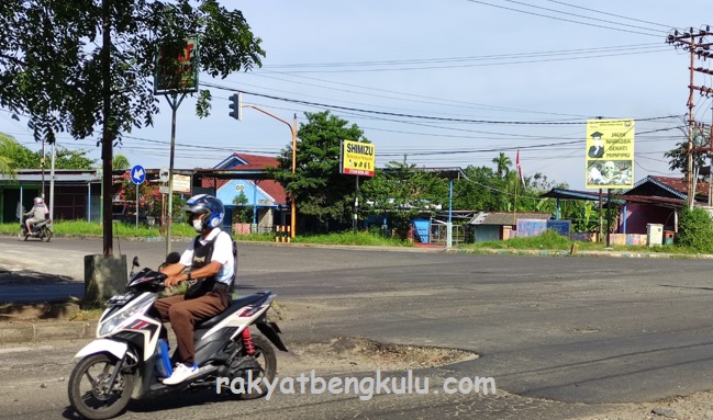 Jalan Hibrida Raya “Dibiarkan” Menganga