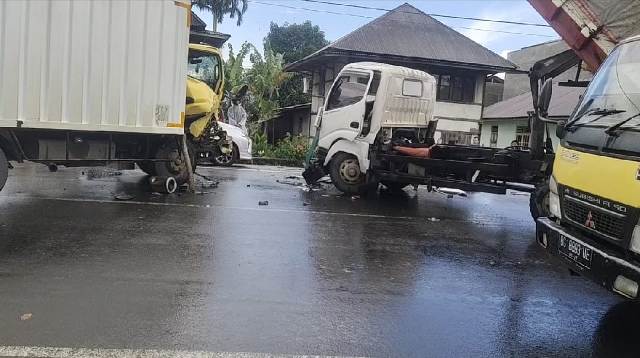 Jalan Licin, Tiga Truk Tabrakan