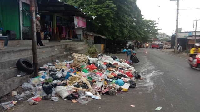 Sampah Menumpuk di Belakang Pasar Minggu, Telat Diangkut