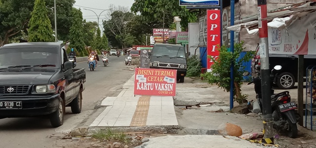 Trotoar Rusak Disebut karena Dinaiki Mobil