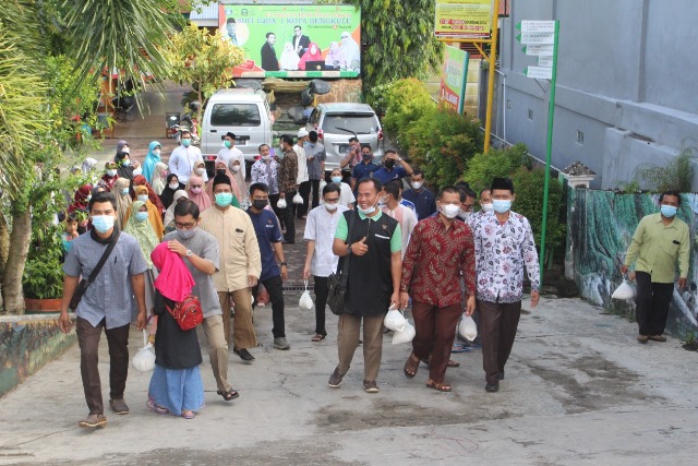 Sedekah Segenggam Beras per Hari, Jumat Berkah di SDIT Iqra 1