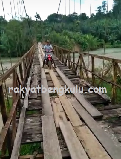 Jembatan Gantung Tanjung Menang Kondisinya Memprihatinkan