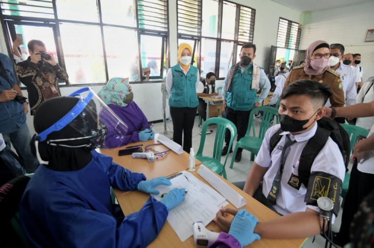 Jelang Pembelajaran Tatap Muka, Atalia Ridwan Kamil Tinjau Vaksinasi Pelajar di Indramayu