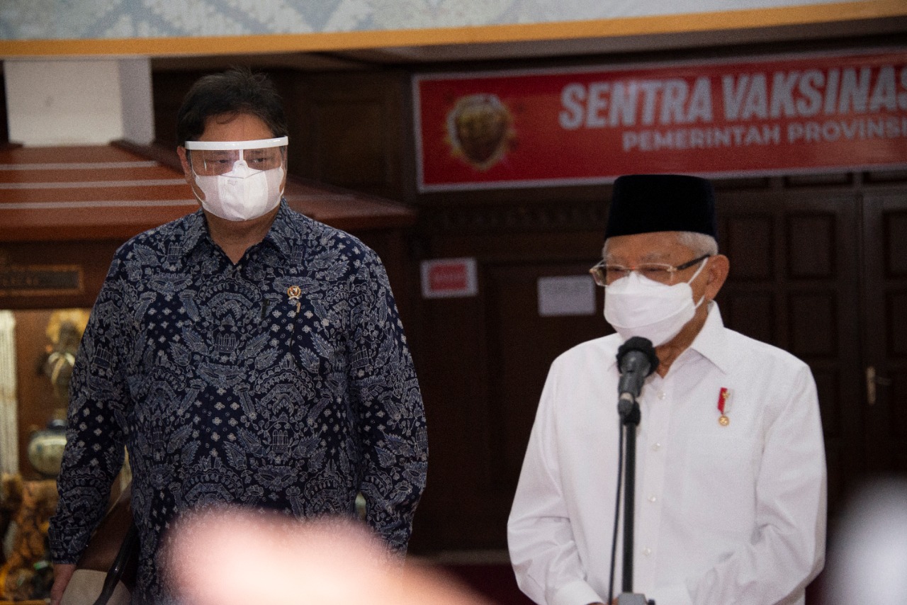 Menko Airlangga Dampingi Wapres Tinjau Sentra Vaksin di Semarang