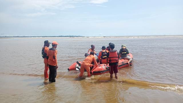 Hari Ketiga, Tim SAR Selami Lokasi Korban Tenggelam Pantai Sungai Hitam
