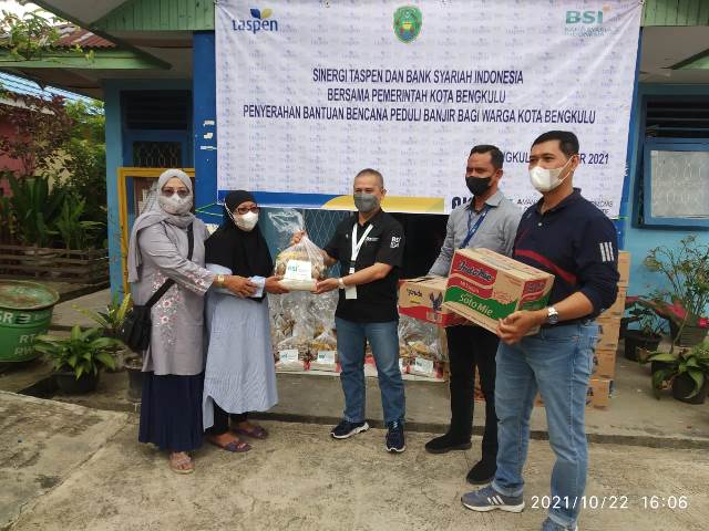 Sinergi BSI dan Taspen Salurkan Bantuan Peduli Banjir Kota Bengkulu