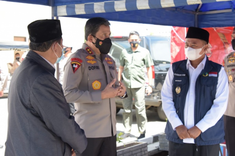 Pak Uu Tinjau Sentra Vaksinasi dan Vaksinasi Massal di Bandung