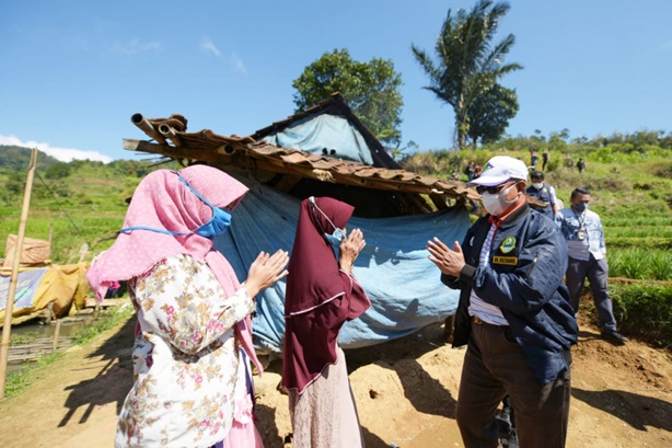 Uu Ruzhanul Serahkan Bantuan Perbaikan Rutilahu di Majalengka