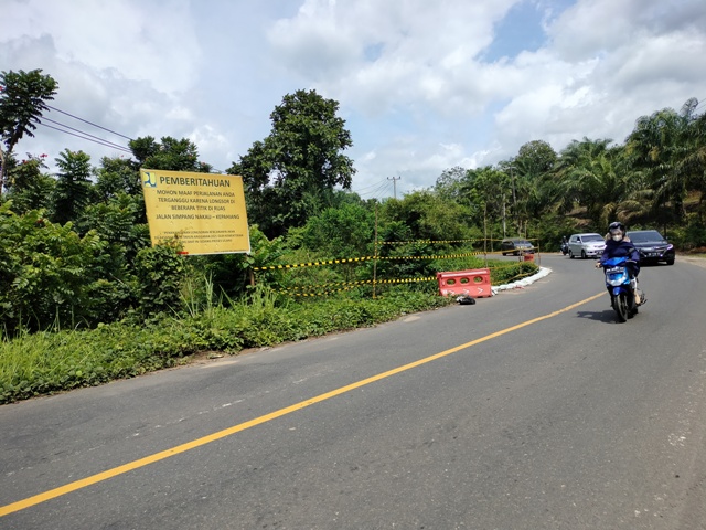 Jalan Longsor di Bengkulu Tengah Dibiarkan