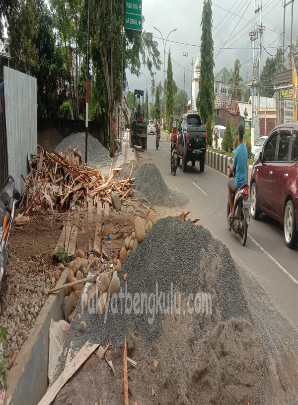 Pascadiberitakan, Trotoar Mendadak Diperbaiki