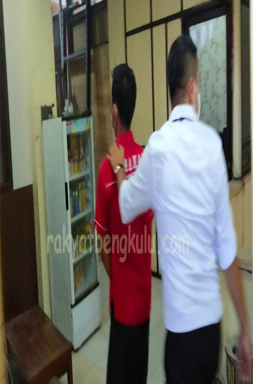 Sebar VC Lagi Mandi, Pria Ini Digiring ke Sel Tahanan