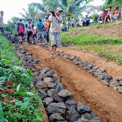 Warga Gotong Royong Perbaiki Jalan Desa