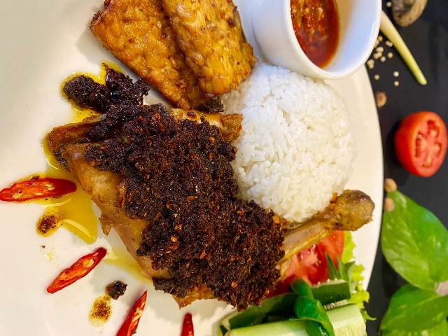 Nikmati Ayam Bumbu Ireng Khas Madura di Hotel Santika Bengkulu
