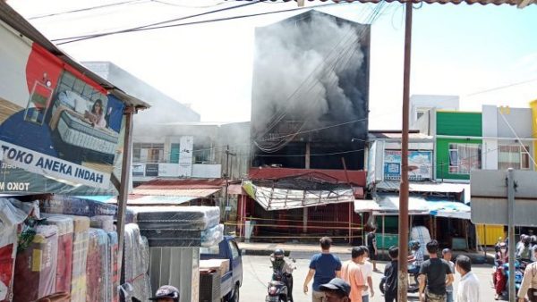 Warga Panik, Api Kembali Muncul dari Dalam Bangunan Toko New Khatulistiwa