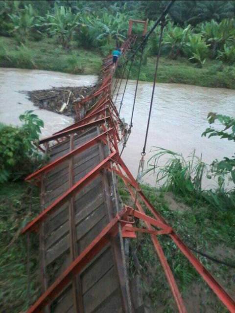 Jembatan Gantung Desa Kertapati Ambruk